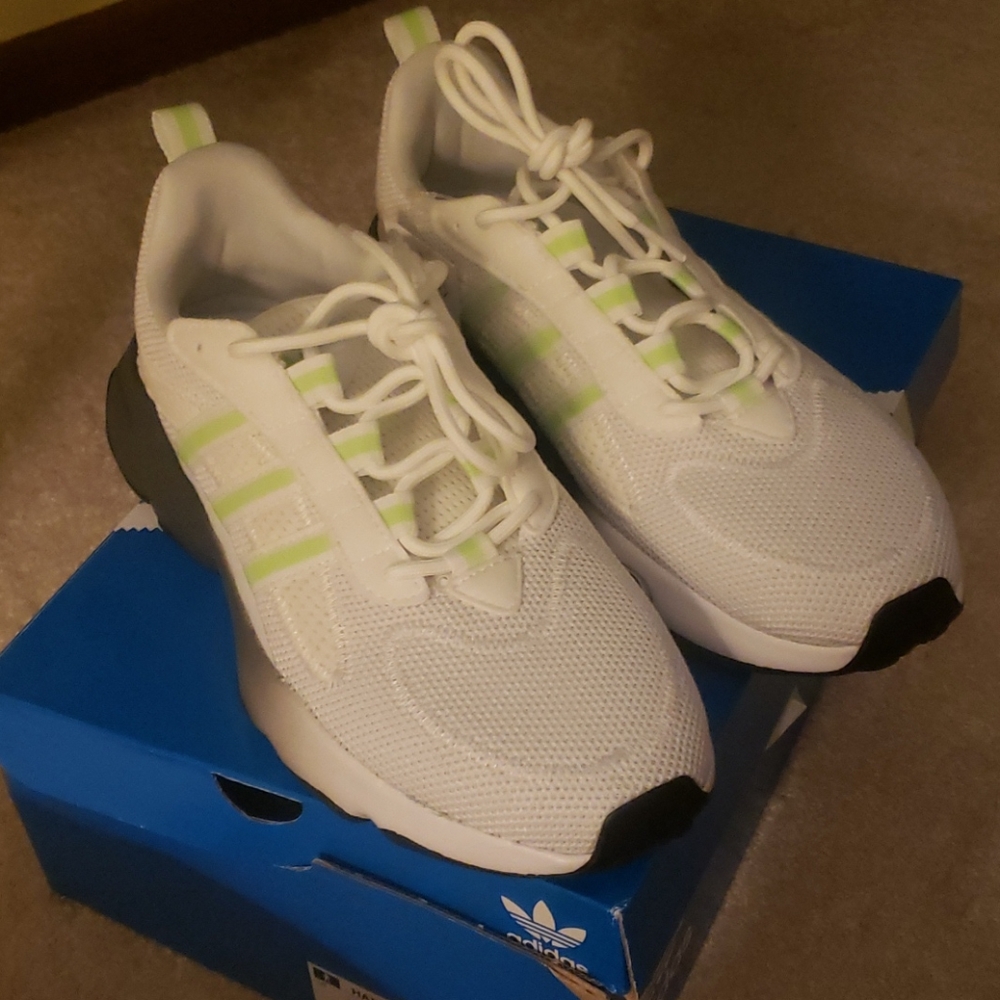 Adidas Men's size 9, Haiwee shoes